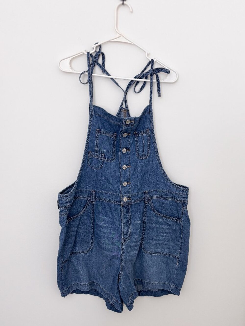 Torrid 100% Cotton Medium Wash Denim Overall Shorts with tie straps Size 14